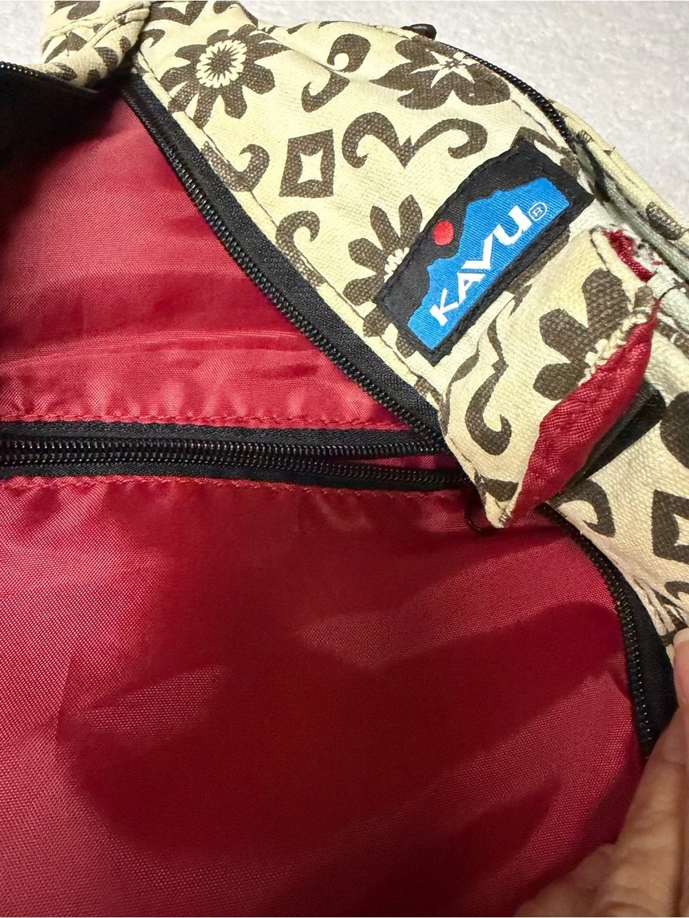 Kavu original rope bag in cream and black floral print.